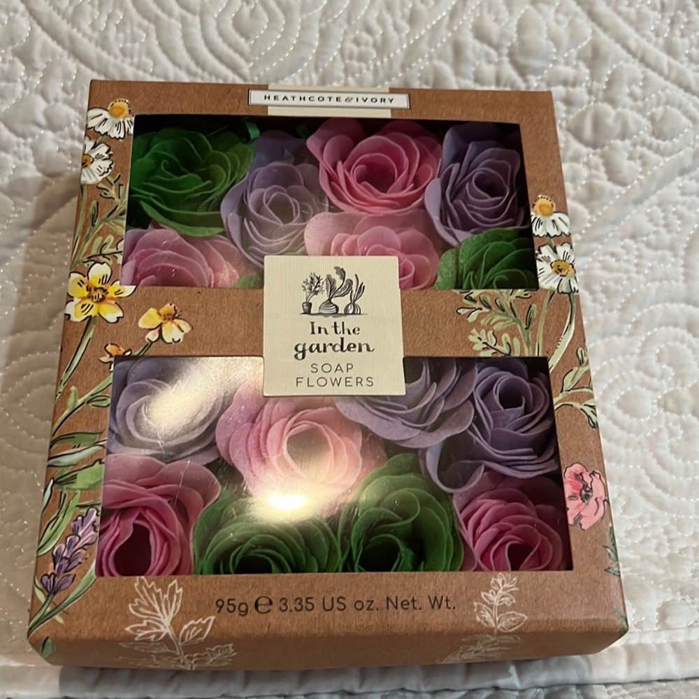 Heathcote & Ivory In the Garden Soap Flowers, new